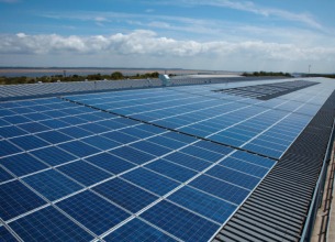 Impianti fotovoltaici integrati su coperture industriali